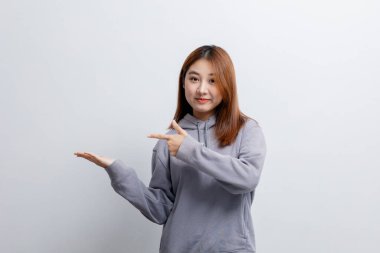 İzole edilmiş arka planda reklam düzenleme için el kol hareketi yapan güzel Asyalı kadın, reklam ve tabela için kullanılan portre konsepti, beyaz arkaplan üzerinde izole edilmiş, kopyalama alanı.