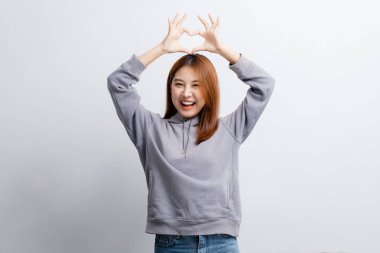 İzole edilmiş arka planda reklam düzenleme için el kol hareketi yapan güzel Asyalı kadın, reklam ve tabela için kullanılan portre konsepti, beyaz arkaplan üzerinde izole edilmiş, kopyalama alanı.