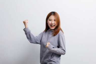 İzole edilmiş arka planda reklam düzenleme için el kol hareketi yapan güzel Asyalı kadın, reklam ve tabela için kullanılan portre konsepti, beyaz arkaplan üzerinde izole edilmiş, kopyalama alanı.