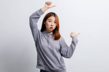 İzole edilmiş arka planda reklam düzenleme için el kol hareketi yapan güzel Asyalı kadın, reklam ve tabela için kullanılan portre konsepti, beyaz arkaplan üzerinde izole edilmiş, kopyalama alanı.