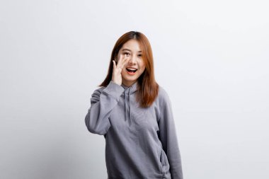 İzole edilmiş arka planda reklam düzenleme için el kol hareketi yapan güzel Asyalı kadın, reklam ve tabela için kullanılan portre konsepti, beyaz arkaplan üzerinde izole edilmiş, kopyalama alanı.