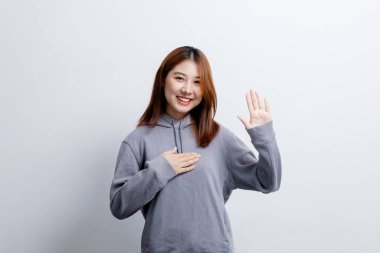 İzole edilmiş arka planda reklam düzenleme için el kol hareketi yapan güzel Asyalı kadın, reklam ve tabela için kullanılan portre konsepti, beyaz arkaplan üzerinde izole edilmiş, kopyalama alanı.