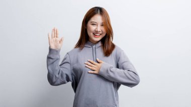 İzole edilmiş arka planda reklam düzenleme için el kol hareketi yapan güzel Asyalı kadın, reklam ve tabela için kullanılan portre konsepti, beyaz arkaplan üzerinde izole edilmiş, kopyalama alanı.