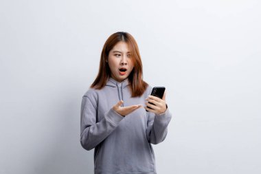 İzole edilmiş arka planda reklam düzenleme için el kol hareketi yapan güzel Asyalı kadın, reklam ve tabela için kullanılan portre konsepti, beyaz arkaplan üzerinde izole edilmiş, kopyalama alanı.