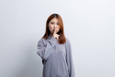 İzole edilmiş arka planda reklam düzenleme için el kol hareketi yapan güzel Asyalı kadın, reklam ve tabela için kullanılan portre konsepti, beyaz arkaplan üzerinde izole edilmiş, kopyalama alanı.