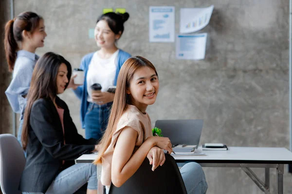 Azjatyckie Nastolatki Siedzą Sali Konferencyjnej Startupów Młode Pokolenie Współpracuje Opracowuje — Zdjęcie stockowe