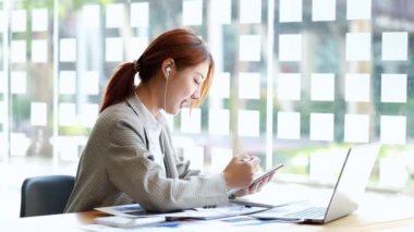 İş ortağı ile iş ortağı laptopta video görüşmesi yapıyor, ortak bir girişimin planlama, işlemleri ve finansmanı konusunda ortağıyla görüşüyor. İş idaresi konsepti. 4K.