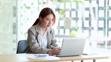 İş ortağı ile iş ortağı laptopta video görüşmesi yapıyor, ortak bir girişimin planlama, işlemleri ve finansmanı konusunda ortağıyla görüşüyor. İş idaresi konsepti. 4K.