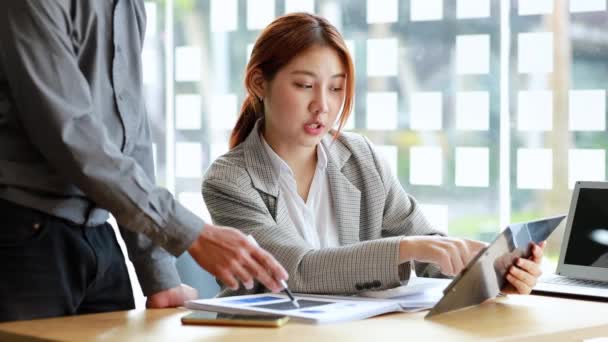 Uomo Donna Che Discutono Lavoro Due Uomini Affari Che Guardano — Video Stock