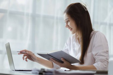 Ofiste çalışan Asyalı kadınlar, işletme yöneticisi olarak genç Asyalı iş kadınları, kurucu ve işletme yöneticileri, genç kadın iş adamları. Girişim iş konsepti.