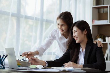 Beyaz kağıtları inceleyen ve konuşan iki kadın, beyin fırtınası ve planlama yapan iki iş kadını, bir şirket kurmak için ortaklık kuruyorlar. Girişim şirketinin yönetimi.