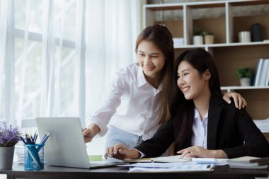 Beyaz kağıtları inceleyen ve konuşan iki kadın, beyin fırtınası ve planlama yapan iki iş kadını, bir şirket kurmak için ortaklık kuruyorlar. Girişim şirketinin yönetimi.