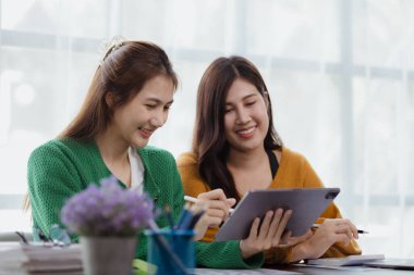 Beyaz kağıtları inceleyen ve konuşan iki kadın, beyin fırtınası ve planlama yapan iki iş kadını, bir şirket kurmak için ortaklık kuruyorlar. Girişim şirketinin yönetimi.