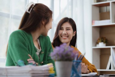 Beyaz kağıtları inceleyen ve konuşan iki kadın, beyin fırtınası ve planlama yapan iki iş kadını, bir şirket kurmak için ortaklık kuruyorlar. Girişim şirketinin yönetimi.