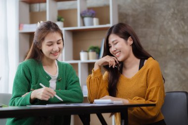 Beyaz kağıtları inceleyen ve konuşan iki kadın, beyin fırtınası ve planlama yapan iki iş kadını, bir şirket kurmak için ortaklık kuruyorlar. Girişim şirketinin yönetimi.