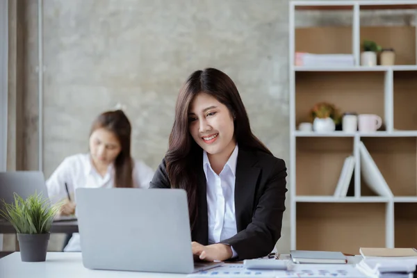 Asian Women Working Office Young Asian Business Women Business Executives — Foto de Stock