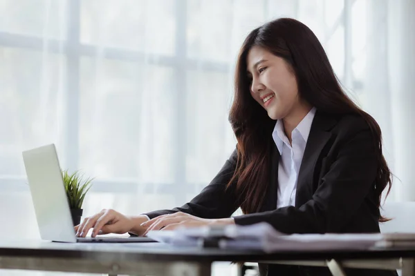 Asiatiska Kvinnor Som Arbetar Kontoret Unga Asiatiska Affärskvinnor Som Företagsledare — Stockfoto