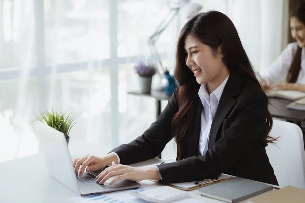 Asian Women Working Office Young Asian Business Women Business Executives — ストック写真