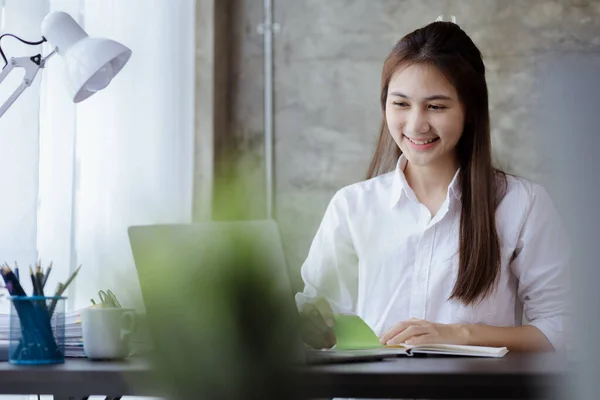Asian Women Working Office Young Asian Business Women Business Executives — Stockfoto