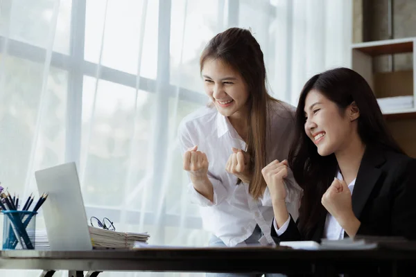 Dos Mujeres Mostrando Alegría Mirando Los Datos Computadora Portátil Dos — Foto de Stock