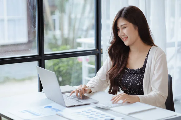 Ofiste çalışan Asyalı kadınlar, işletme yöneticisi olarak genç Asyalı iş kadınları, kurucu ve işletme yöneticileri, genç kadın iş adamları. Girişim iş konsepti.