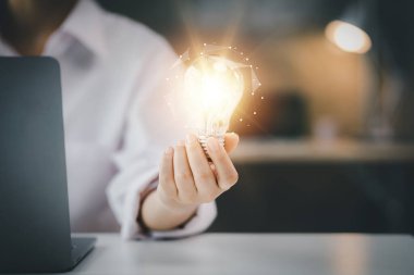 Elinde parlak bir lamba tutan kadın, yaratıcı yeni bir fikir. Yenilik, beyin fırtınası, işi büyütmek ve kâr etmek için strateji geliştirme. Uygulamayı, strateji planlamasını ve kâr yönetimini kabul et.