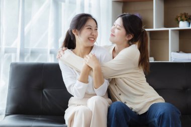 Eşcinsel ilişkisi olan iki güzel Asyalı kadın, eşcinsel, eşcinsel bir çift, LGBTQ 'da cinsel bağımsızlığı ve gururu savunuyorlar. Lgbt ve aşk ilişkisi. LGBT topluluğunu destekleyenler.