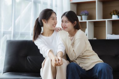 Eşcinsel ilişkisi olan iki güzel Asyalı kadın, eşcinsel, eşcinsel bir çift, LGBTQ 'da cinsel bağımsızlığı ve gururu savunuyorlar. Lgbt ve aşk ilişkisi. LGBT topluluğunu destekleyenler.
