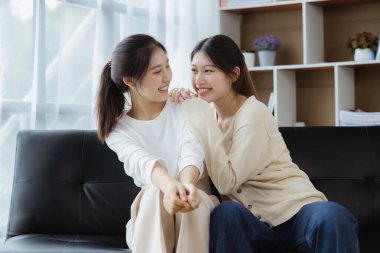 Eşcinsel ilişkisi olan iki güzel Asyalı kadın, eşcinsel, eşcinsel bir çift, LGBTQ 'da cinsel bağımsızlığı ve gururu savunuyorlar. Lgbt ve aşk ilişkisi. LGBT topluluğunu destekleyenler.