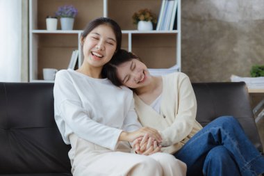 Eşcinsel ilişkisi olan iki güzel Asyalı kadın, eşcinsel, eşcinsel bir çift, LGBTQ 'da cinsel bağımsızlığı ve gururu savunuyorlar. Lgbt ve aşk ilişkisi. LGBT topluluğunu destekleyenler.