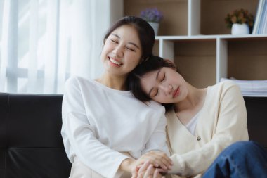 Eşcinsel ilişkisi olan iki güzel Asyalı kadın, eşcinsel, eşcinsel bir çift, LGBTQ 'da cinsel bağımsızlığı ve gururu savunuyorlar. Lgbt ve aşk ilişkisi. LGBT topluluğunu destekleyenler.