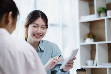Güzel Asyalı kadın şirket ofisindeki iş arkadaşlarıyla sohbet ediyor, iş kadını işletme yönetimi, departmanda ekip olarak çalışan personel. Çalışan kadın konsepti.