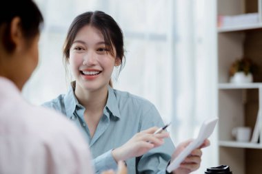Güzel Asyalı kadın şirket ofisindeki iş arkadaşlarıyla sohbet ediyor, iş kadını işletme yönetimi, departmanda ekip olarak çalışan personel. Çalışan kadın konsepti.