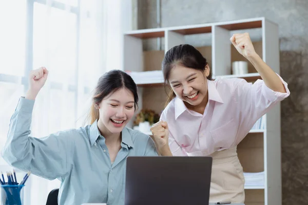 Δύο Γυναίκες Δείχνουν Χαρά Και Κοιτάζοντας Δεδομένα Στο Laptop Τους — Φωτογραφία Αρχείου