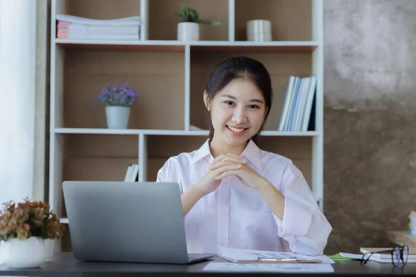 Asian Women Working Office Young Asian Business Women Business Executives — Stok fotoğraf