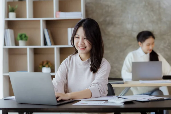 Ofiste Çalışan Asyalı Kadınlar Işletme Yöneticisi Olarak Genç Asyalı Kadınları — Stok fotoğraf