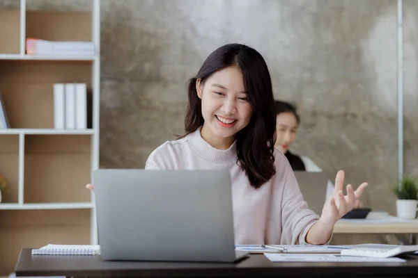 Güzel Asyalı Kadını Özel Ofisinde Oturuyor Eşiyle Bilgisayarından Video Görüşmesi — Stok fotoğraf