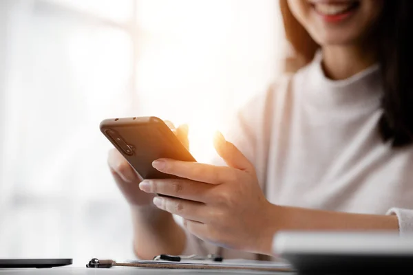 Ung Affärskvinna Tittar Finansiell Information Från Mobiltelefon Hon Kontrollerar Företagets — Stockfoto