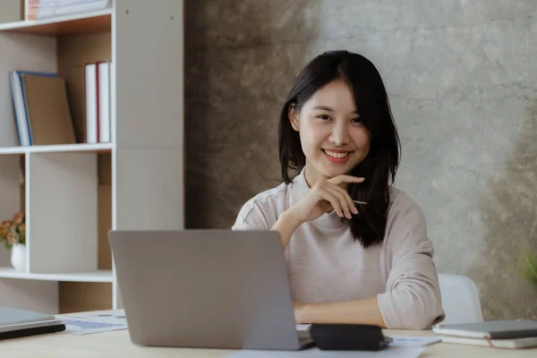 Beautiful Asian Woman Businesswoman Who Leads New Generation Startups Woman — Stok fotoğraf