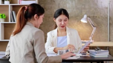 Beyaz kağıtları inceleyen ve konuşan iki kadın, beyin fırtınası ve planlama yapan iki iş kadını, bir şirket kurmak için ortaklık kuruyorlar. Girişim şirketinin yönetimi.