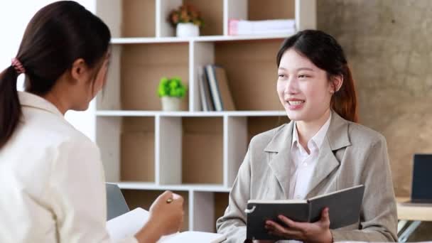 Dos Mujeres Sentadas Los Libros Blancos Hablando Dos Mujeres Negocios — Vídeos de Stock