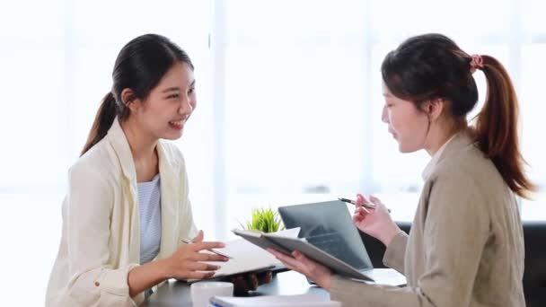 Two Women Sitting White Papers Talking Two Business Women Discussing — Vídeo de Stock