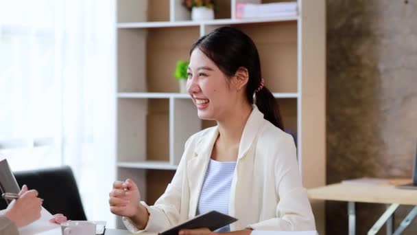 Two Women Sitting White Papers Talking Two Business Women Discussing — Vídeos de Stock