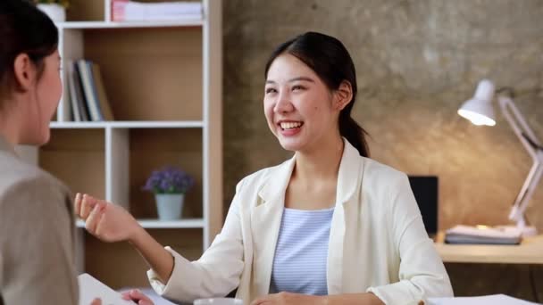 Dos Mujeres Sentadas Los Libros Blancos Hablando Dos Mujeres Negocios — Vídeos de Stock