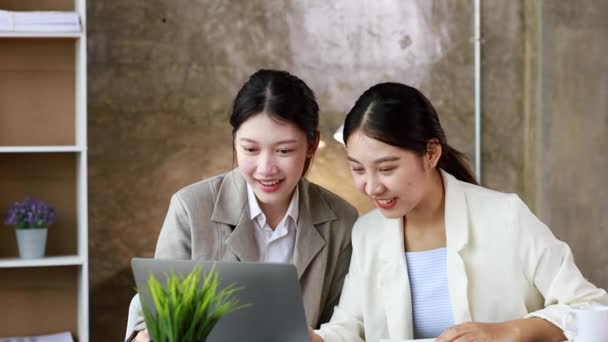 Dos Mujeres Mostrando Alegría Mirando Los Datos Computadora Portátil Dos — Vídeos de Stock