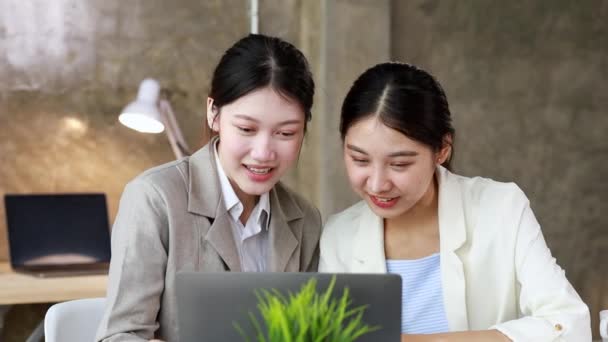 Due Donne Che Mostrano Gioia Guardando Dati Sul Proprio Laptop — Video Stock