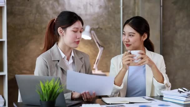 Duas Mulheres Sentadas Livros Brancos Conversando Duas Mulheres Negócios Discutindo — Vídeo de Stock