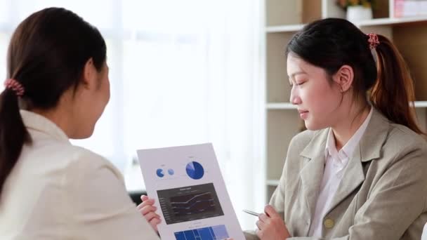 Dos Mujeres Sentadas Los Libros Blancos Hablando Dos Mujeres Negocios — Vídeos de Stock