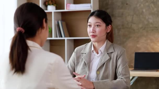 Zwei Frauen Sitzen Weißbüchern Und Unterhalten Sich Zwei Geschäftsfrauen Diskutieren — Stockvideo