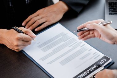 Müvekkillere ifade verecek avukat kavramları ve davalarda danışmanlık yapmak, hukuki yardım sağlamak, hukuku ve adaleti korumak, şeffaflıkla devam etmek, davaları mahkemede savunmak için avukatlar..